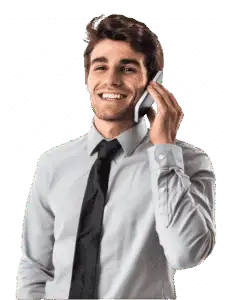 Hombre joven sonriendo mientras habla por teléfono con la línea móvil más barata del mercado, Avanza Fibra